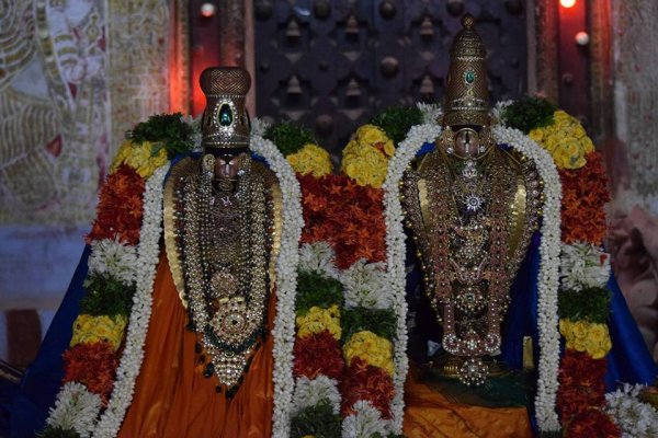 Vanamamalai Sri Deivanayaga Perumal and Srivaramangai Nachiar.jpg
