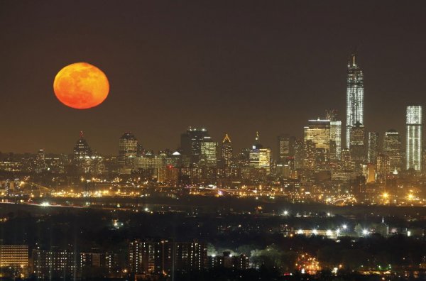 NY full moon April 2013.jpg