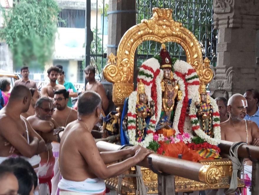 Sri Gajendra Varadar - Hastham Purapaadu